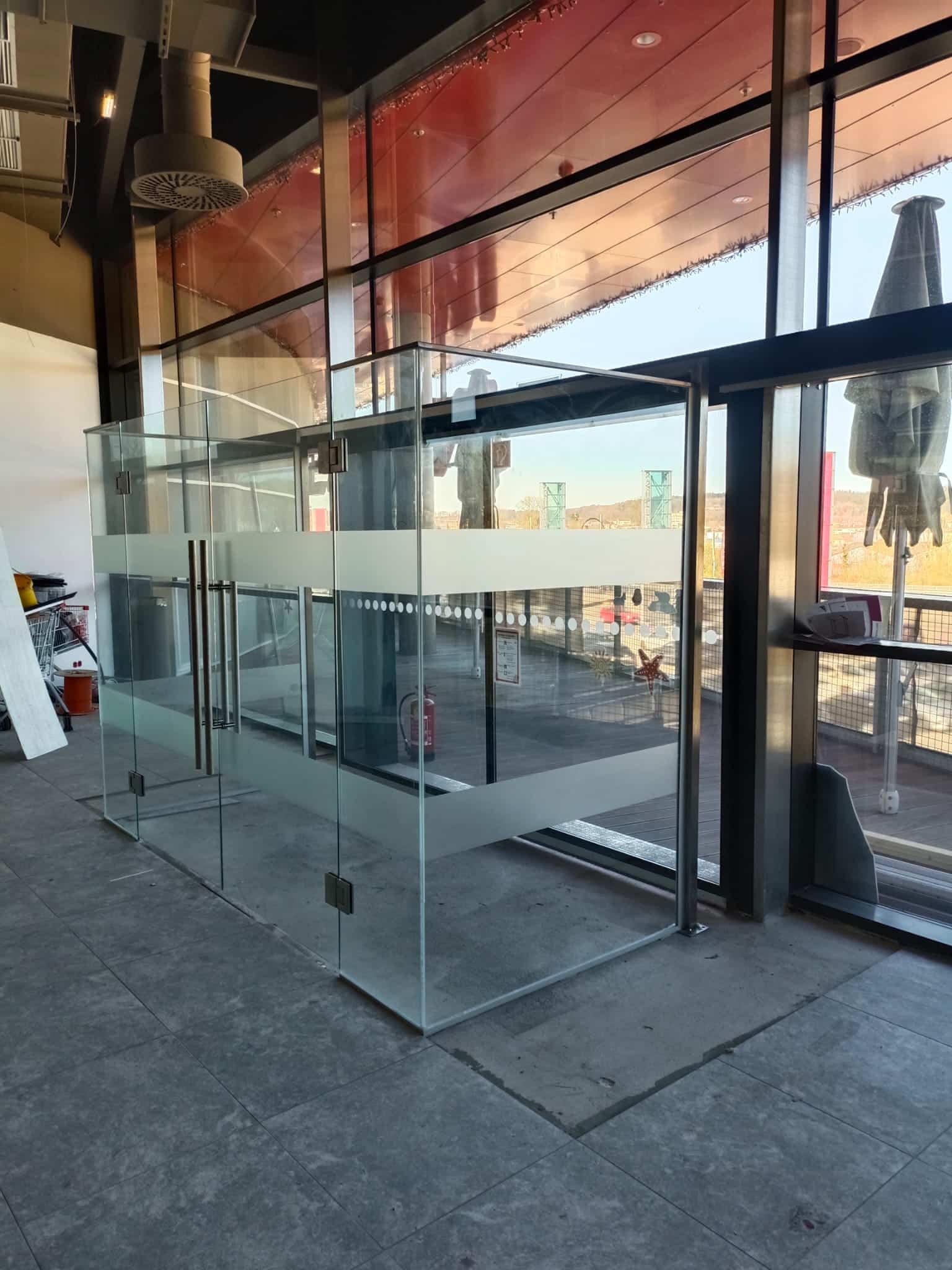 Glasfassade in Haid – elegante Ganzglasanlage mit klarer Linienführung